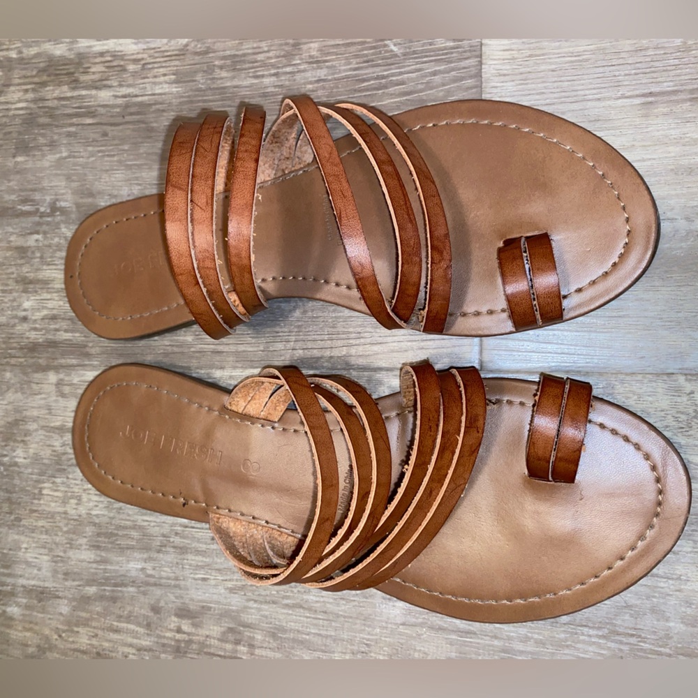 Joe Fresh leather like toe loop sandals